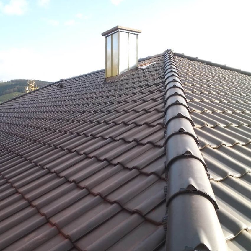 Hausdach aus der Nähe, so dass man die Dachpfannen erkennen kann